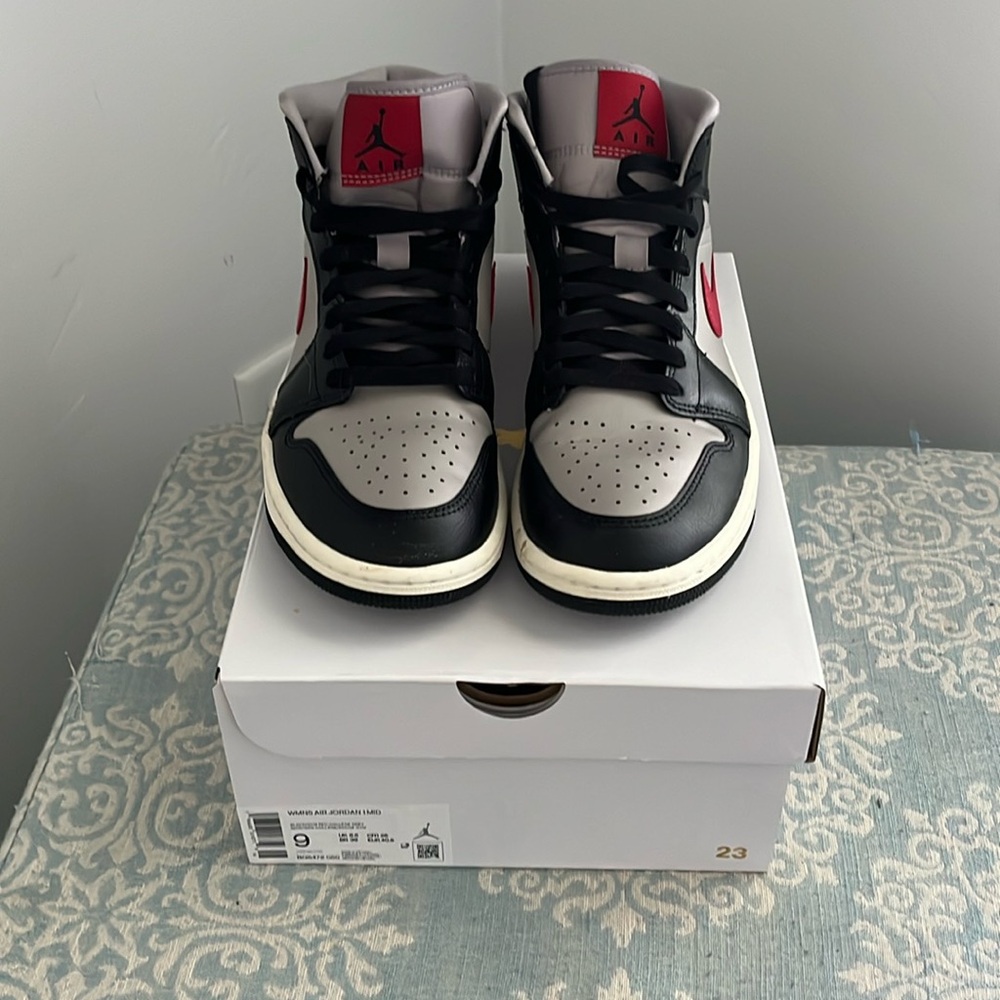 Air Jordan 1 Mid Women’s Size 9/Mens 7.5